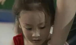 小孩操大人视频,小孩模仿大人日常生活的趣味瞬间